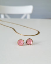 Lade das Bild in den Galerie-Viewer, Keramik-Ohrringe mini blush gold Relief
