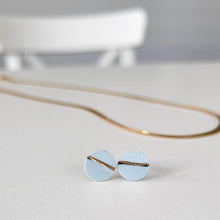 Lade das Bild in den Galerie-Viewer, Keramik-Ohrringe mini babyblau gold
