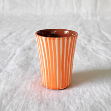 Lade das Bild in den Galerie-Viewer, Espressobecher gestreift orange
