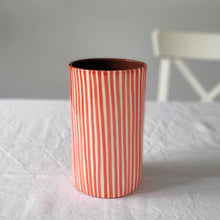 Lade das Bild in den Galerie-Viewer, Gerade Vase gestreift rot
