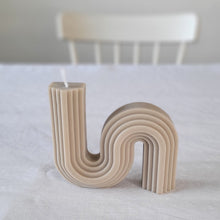 Charger l&#39;image dans la galerie, Bougie tourbillonnante en cire de soja taupe
