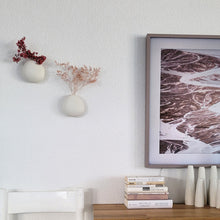 Lade das Bild in den Galerie-Viewer, Organische Wandvase aus Porzellan gross
