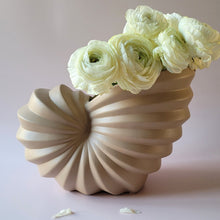 Lade das Bild in den Galerie-Viewer, Muschel-Vase gross taupe
