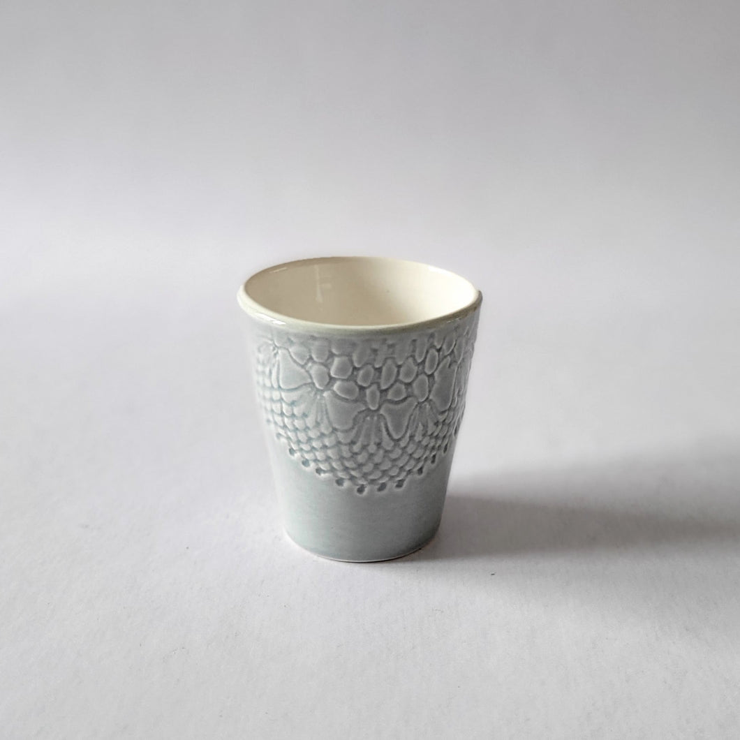 Tasse à expresso grise avec relief en dentelle 
