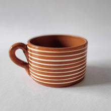 Lade das Bild in den Galerie-Viewer, Tasse breit geringelt rost

