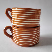 Lade das Bild in den Galerie-Viewer, Tasse breit geringelt rost
