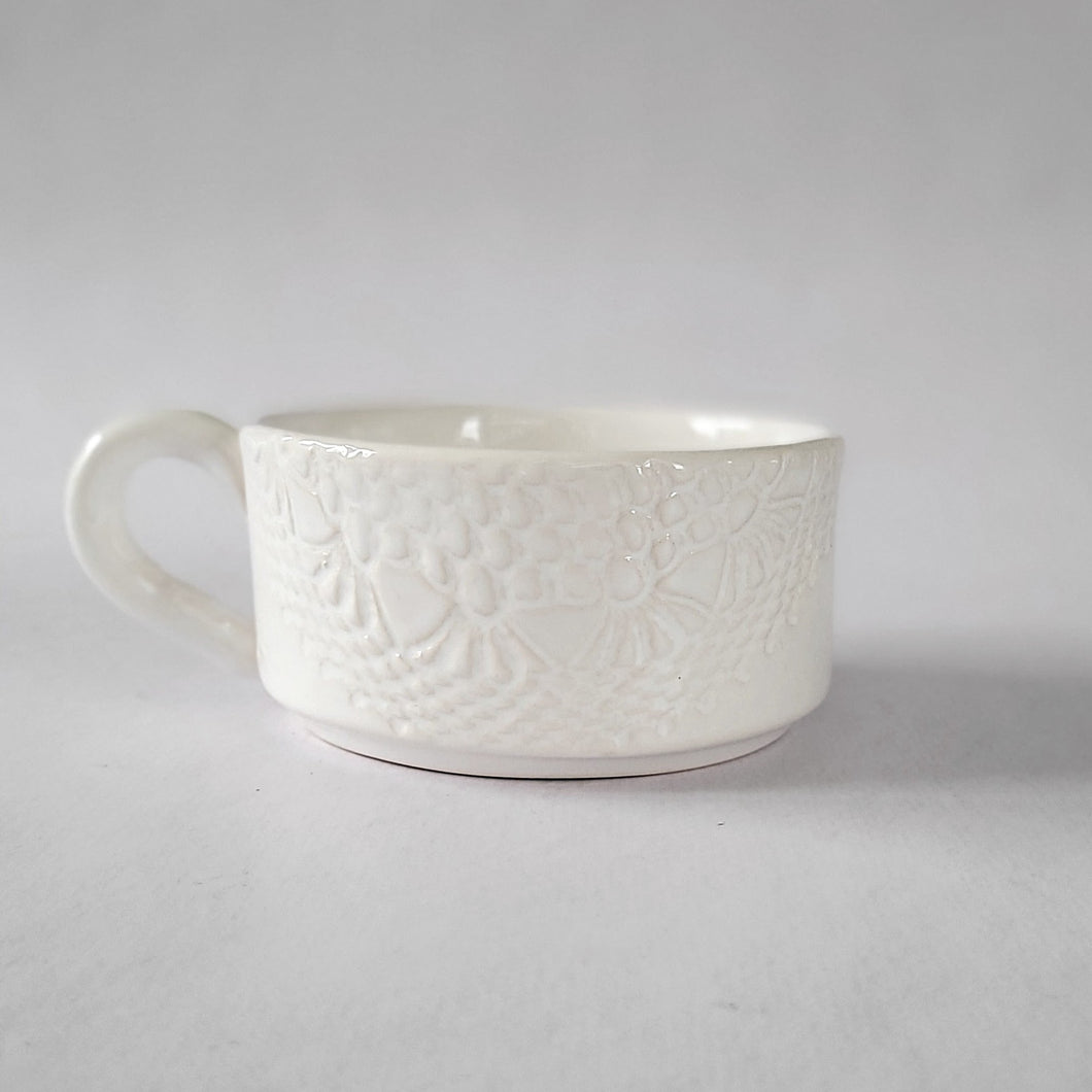 Grand bonnet blanc à relief dentelle