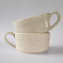 Lade das Bild in den Galerie-Viewer, Grosse Tasse beige mit Spitzenrelief
