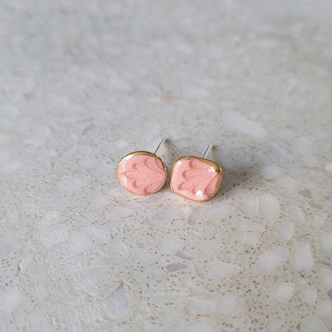 Keramik-Ohrringe mini coral gold Blumenrelief