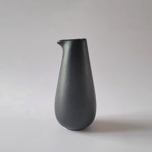 Lade das Bild in den Galerie-Viewer, Kleine Karaffe schwarz 0.55 l
