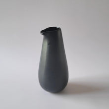 Lade das Bild in den Galerie-Viewer, Kleine Karaffe schwarz 0.55 l
