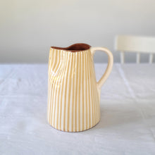 Lade das Bild in den Galerie-Viewer, Krug 1 l gestreift beige
