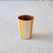 Lade das Bild in den Galerie-Viewer, Espressobecher gestreift zweifarbig ocker
