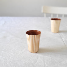 Lade das Bild in den Galerie-Viewer, Espressobecher gestreift beige
