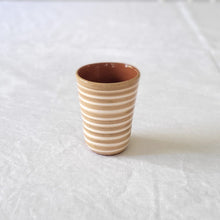 Lade das Bild in den Galerie-Viewer, Espressobecher geringelt beige
