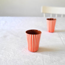 Lade das Bild in den Galerie-Viewer, Espressobecher gestreift rot

