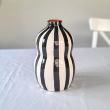 Load image into Gallery viewer, Gourd vase black
