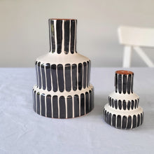Lade das Bild in den Galerie-Viewer, Stepped Vase schwarz
