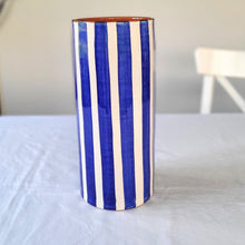 Lade das Bild in den Galerie-Viewer, Stripe Vase blau
