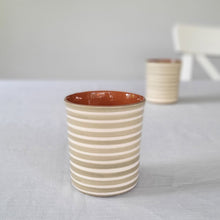Lade das Bild in den Galerie-Viewer, Kaffeebecher geringelt sage
