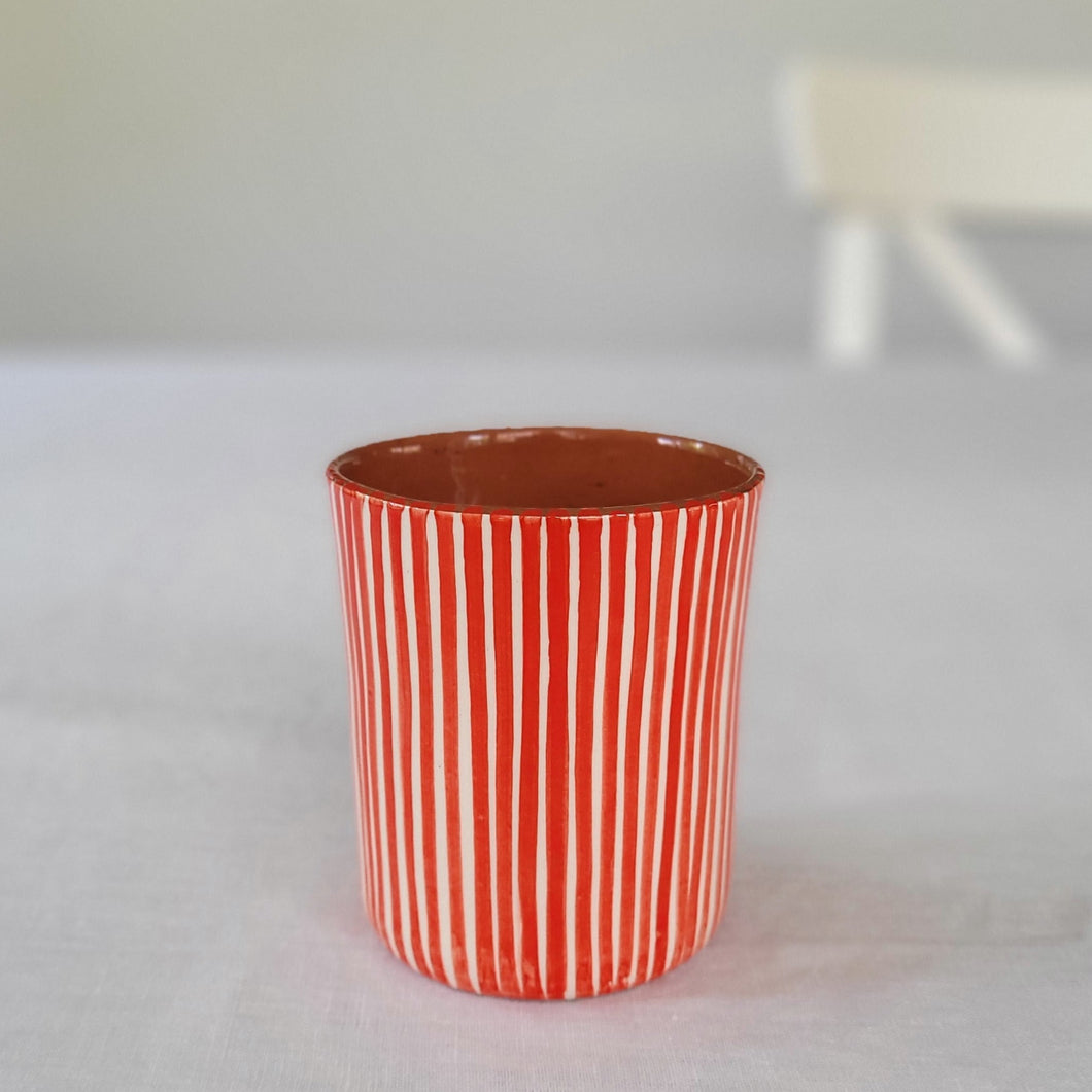 Tasse à café à rayures rouges