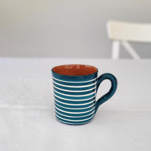 Lade das Bild in den Galerie-Viewer, Tasse hoch geringelt petrol
