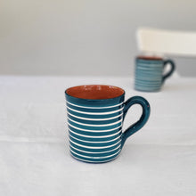 Lade das Bild in den Galerie-Viewer, Tasse hoch geringelt petrol
