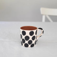 Lade das Bild in den Galerie-Viewer, Tasse hoch Punkte schwarz
