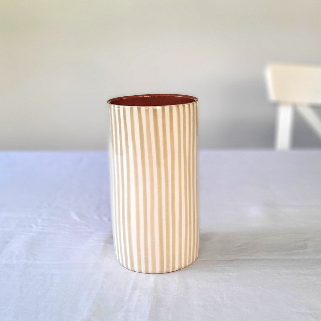 Gerade Vase gestreift sage