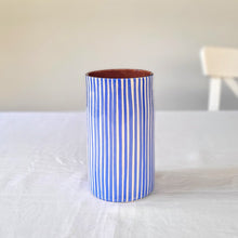 Lade das Bild in den Galerie-Viewer, Gerade Vase gestreift blau
