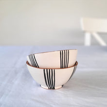 Load image into Gallery viewer, Tapasbowl grouped striped black
