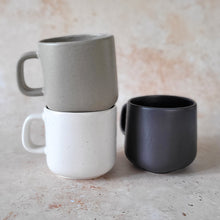 Lade das Bild in den Galerie-Viewer, Tasse minimal schwarz braun gesprenkelt
