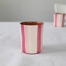 Lade das Bild in den Galerie-Viewer, Kaffeebecher zweifarbig gestreift rosa
