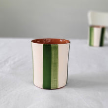 Charger l&#39;image dans la galerie, Mug à café vert rayé bicolore
