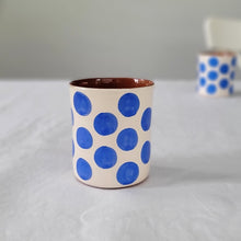 Load image into Gallery viewer, Kaffeebecher Punkte blau
