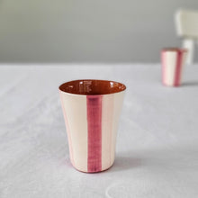 Lade das Bild in den Galerie-Viewer, Espressobecher gestreift zweifarbig rosa
