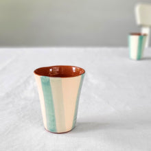 Lade das Bild in den Galerie-Viewer, Espressobecher gestreift zweifarbig mint
