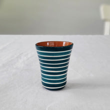 Lade das Bild in den Galerie-Viewer, Espressobecher geringelt petrol
