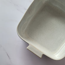 Lade das Bild in den Galerie-Viewer, Grosse quadratische Ofenform weiss gesprenkelt

