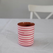 Lade das Bild in den Galerie-Viewer, Kaffeebecher geringelt rosa
