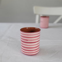 Lade das Bild in den Galerie-Viewer, Kaffeebecher geringelt rosa
