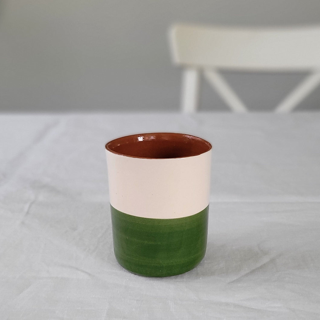 Kaffeebecher halb grün