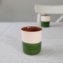 Lade das Bild in den Galerie-Viewer, Kaffeebecher halb grün
