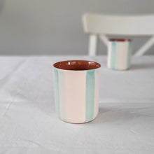 Lade das Bild in den Galerie-Viewer, Kaffeebecher zweifarbig gestreift mint
