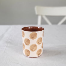 Lade das Bild in den Galerie-Viewer, Kaffeebecher Punkte beige
