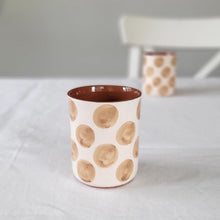 Lade das Bild in den Galerie-Viewer, Kaffeebecher Punkte beige
