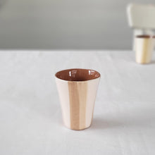 Lade das Bild in den Galerie-Viewer, Espressobecher gestreift zweifarbig beige
