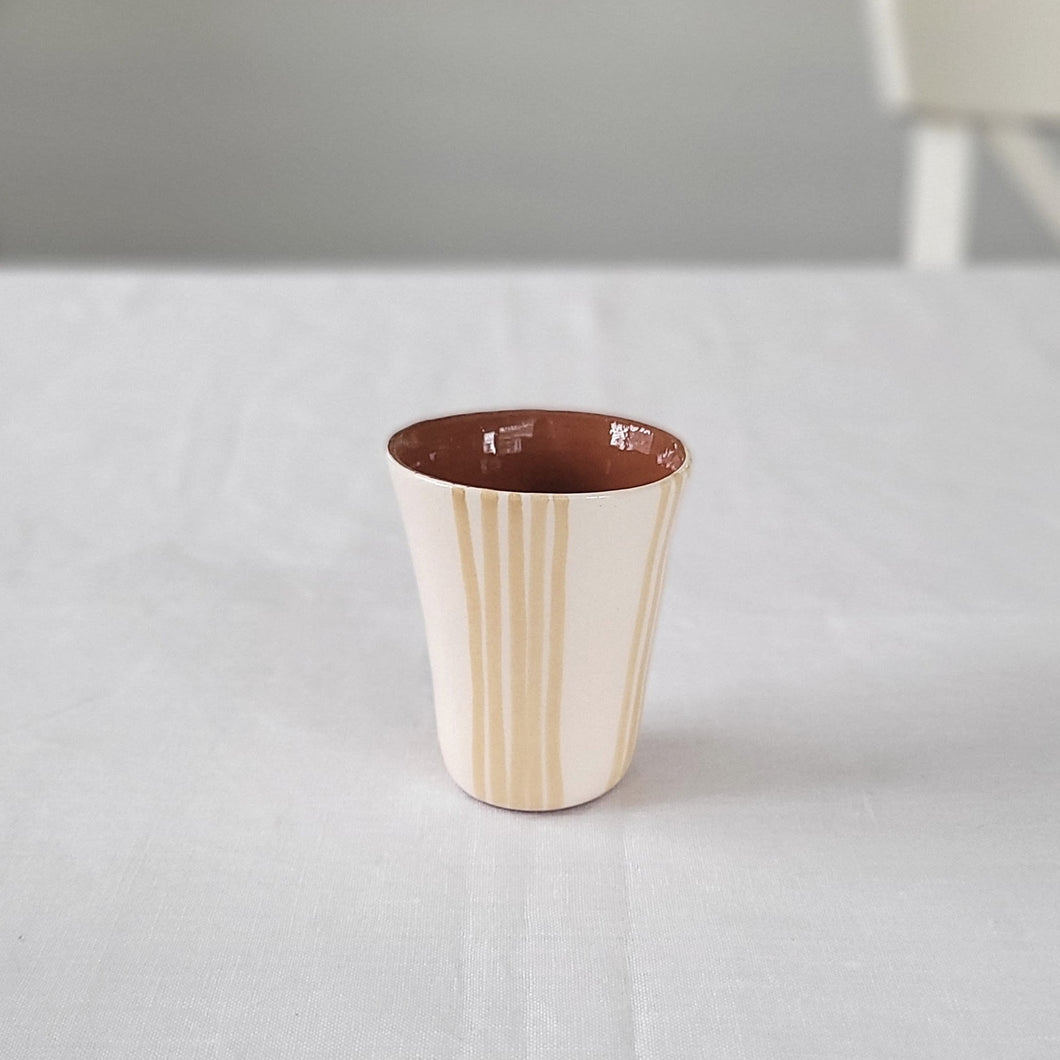 Espressobecher gruppiert gestreift beige