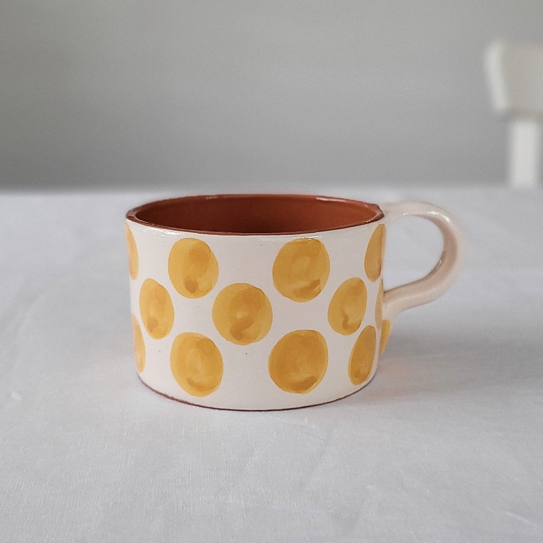 Tasse à pois ocre