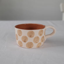 Lade das Bild in den Galerie-Viewer, Tasse breit Punkte beige
